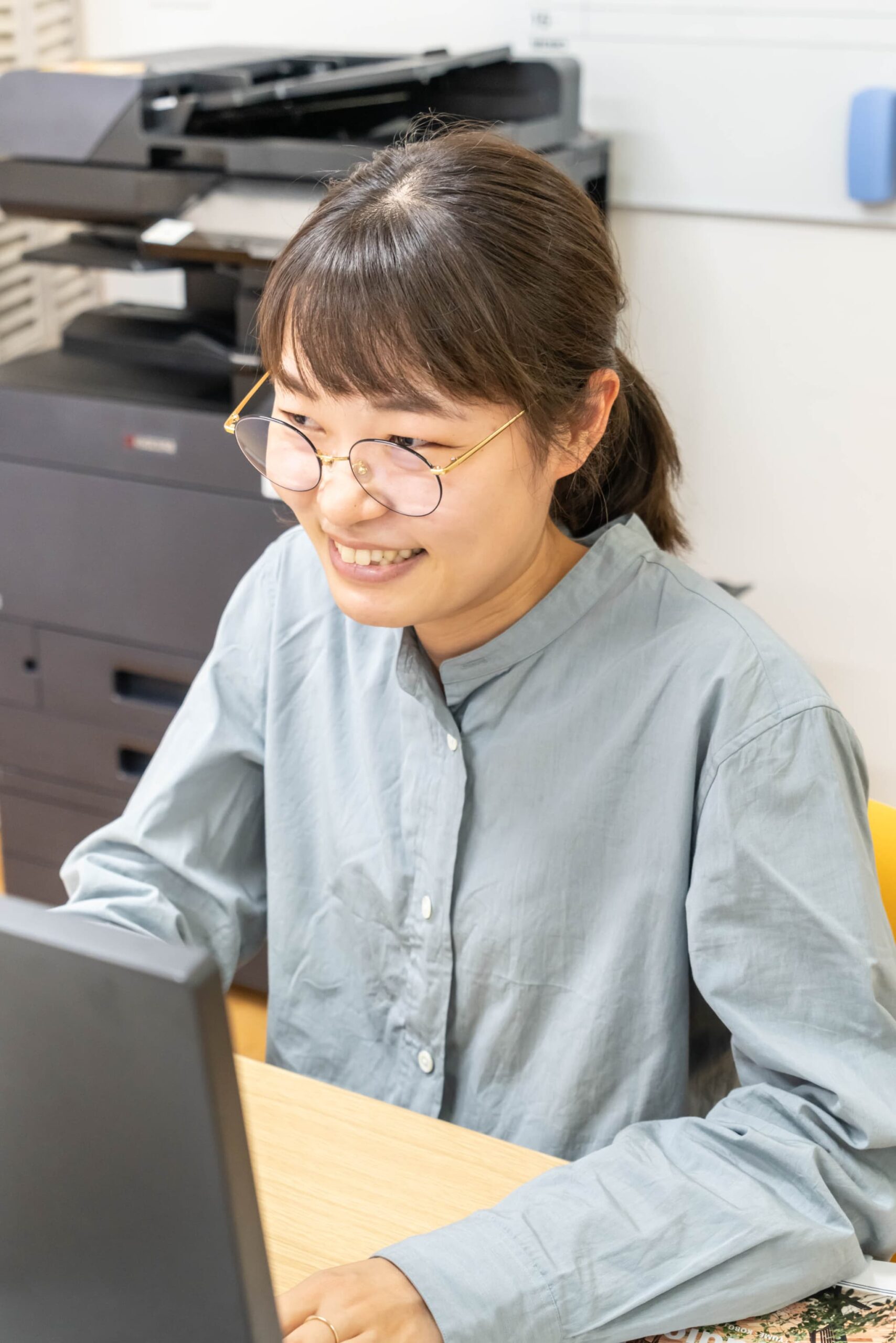 広報のスタッフがパソコンに向かって作業をしている写真